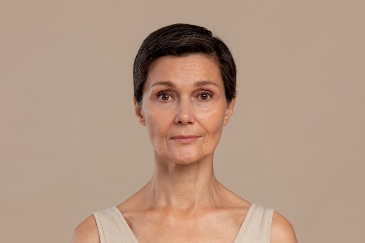 Mulher de 50 anos com bolsas nos olhos